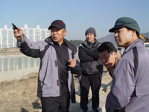 지난 6일 초록행동단이 찾아간 밀양강. 무분별한 골재채취가 한창인 밀양강 앞에서 대부분의 초록행동단은 할말을 잃었다. 밀양시민 이수환씨는 강바닥까지 파헤치는 밀양시의 하천 골재채취와 제방공사가 하천을 모두 망가뜨리고 있다고 전했다. 